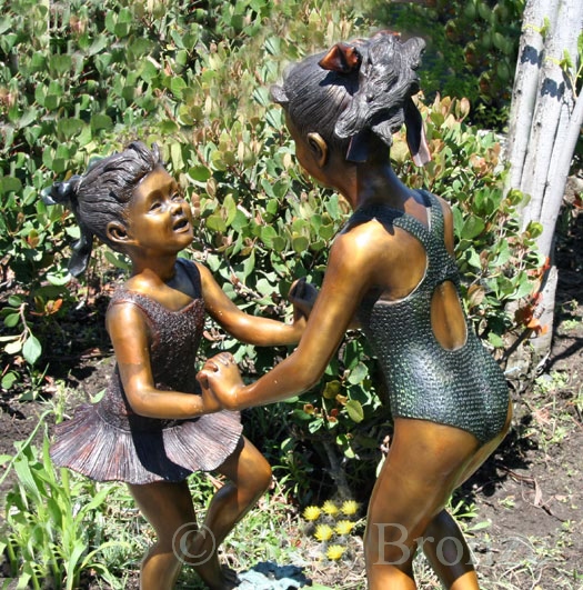 Twin Girls In Fountain bronze-11